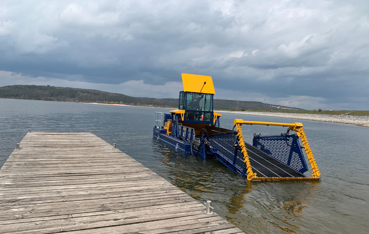 BERKY TRITON 550 Amphi im Einsatz auf Wasser