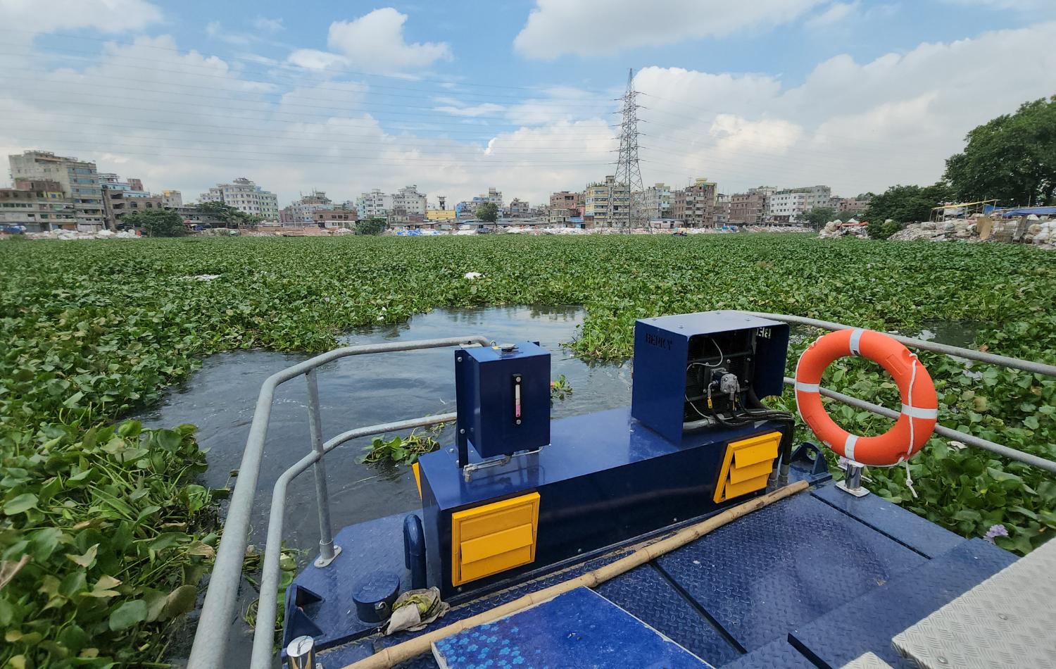 BERKY TRITON 550 Amphi im Einsatz auf Wasser