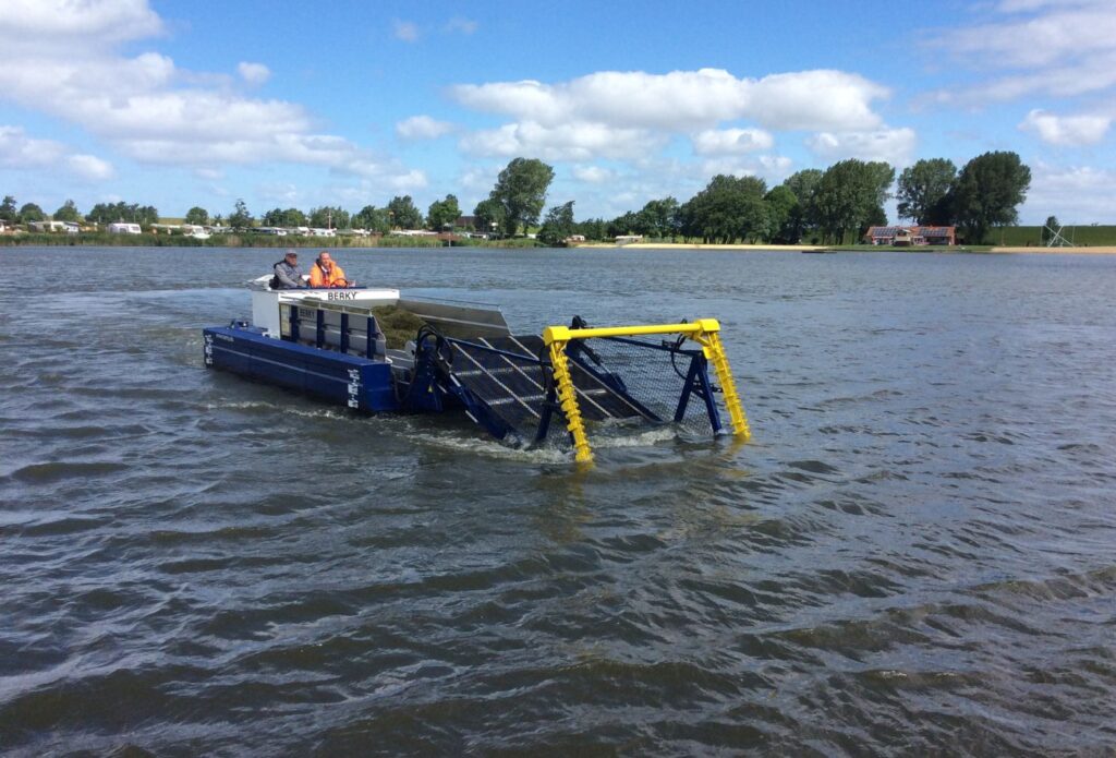 BERKY TRITON 550 in use in the water