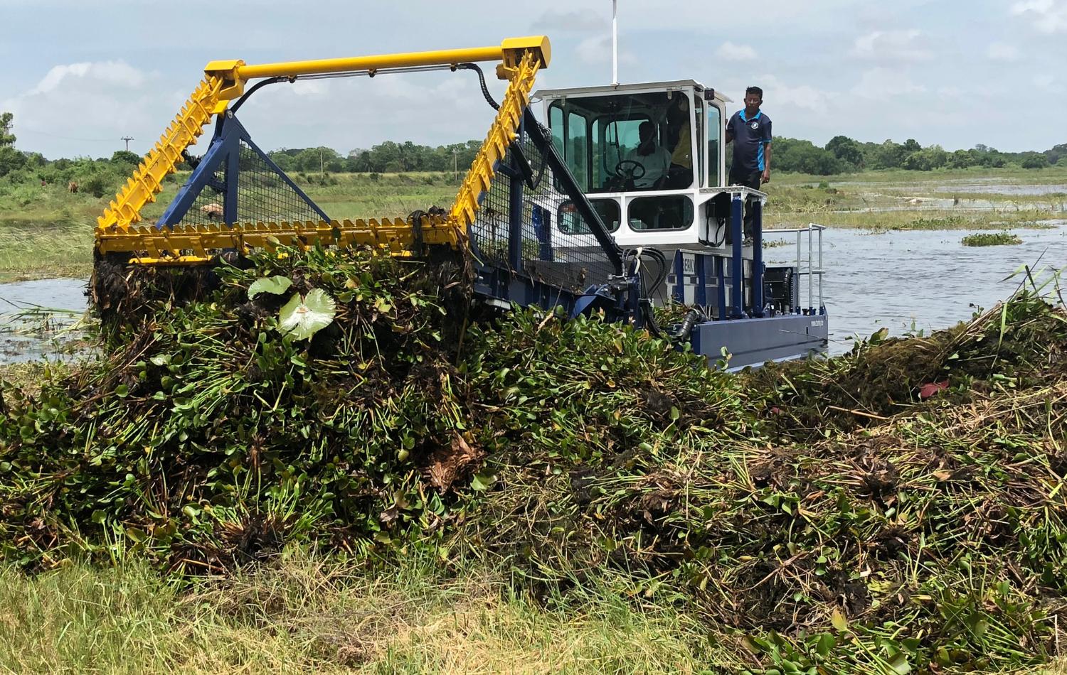 BERKY TRITON 550 Amphi unloading on land