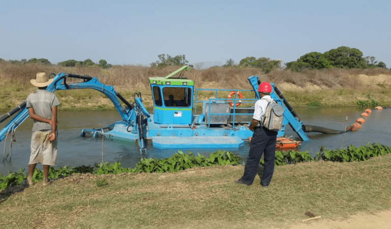 BERKY Poseidon desludging boat in action