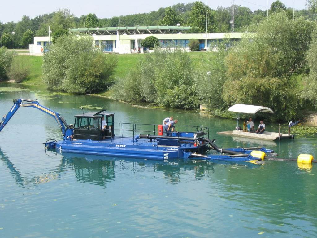 BERKY Poseidon 770 bei der Gewässergrundpflege in einem Fluss