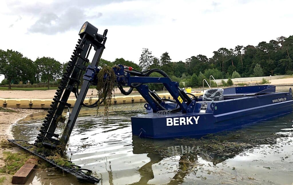 BERKY Nereus 150 einsatzbereit zum Schneiden von Wasserpflanzen aus einem See