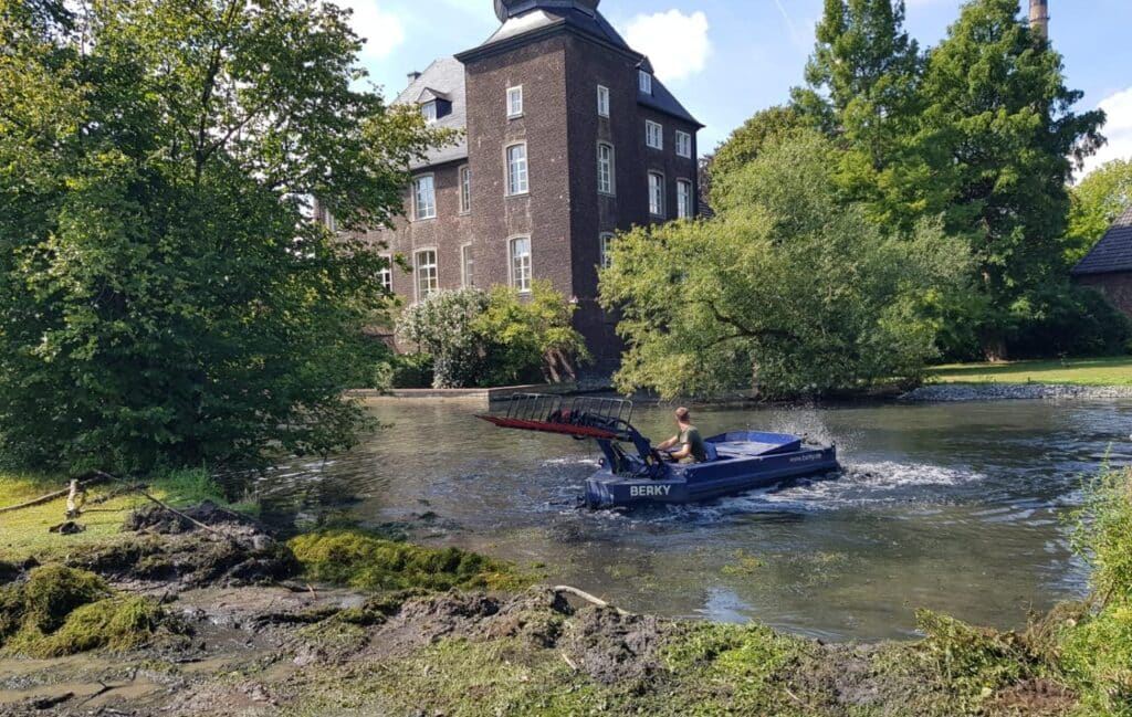 BERKY Nereus 150 beim Sammeln von Wasserpflanzen aus einem See