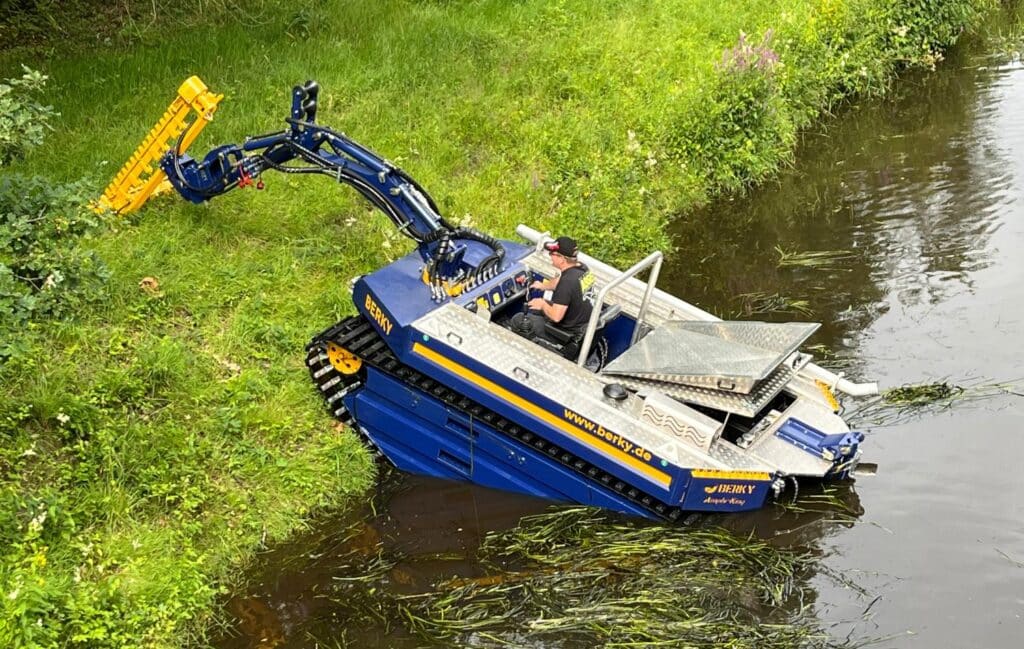 BERKY NEREUS 240 Amphi steigt aus dem Wasser auf Land