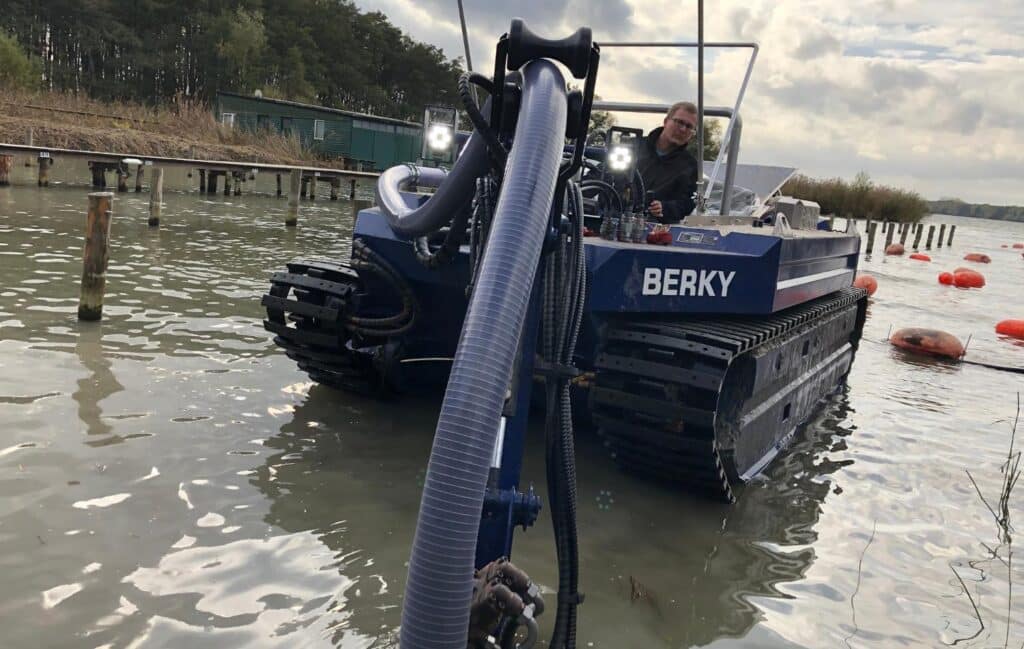 BERKY NEREUS 240 Amphi nutzt seine Entschlammungspumpe zur Schlammentfernung aus dem Gewässer