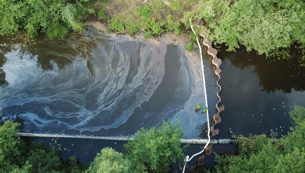 Sediment wird mit Hilfe einer Pipeline abgetragen