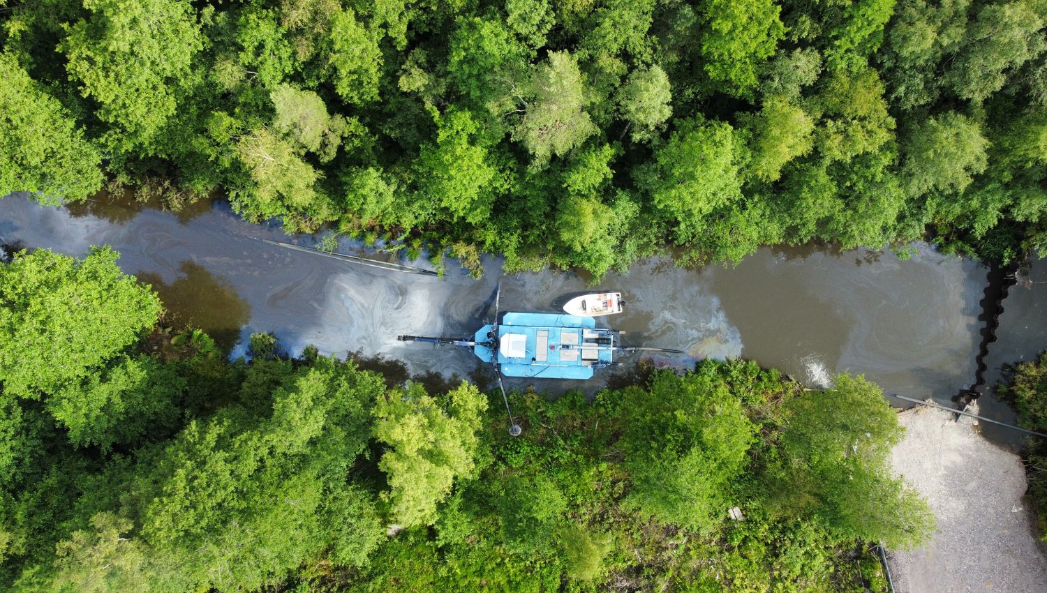 BERKY Dredger mitten i Fluss im EInsatz zur Schlammentfernung