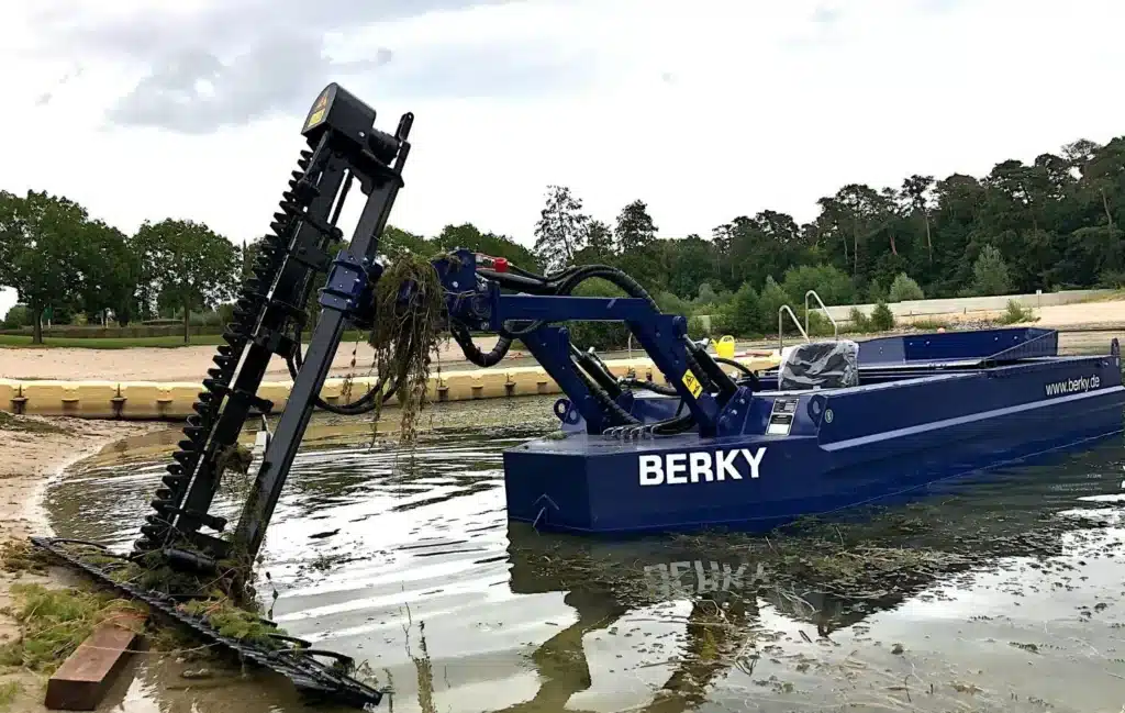 BERKY Nereus 150 ready for use for cutting aquatic plants from a lake