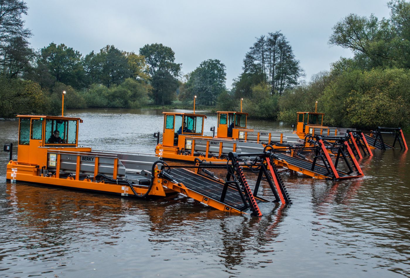 BERKY TRITON 550 in orange im Gewässer gereiht