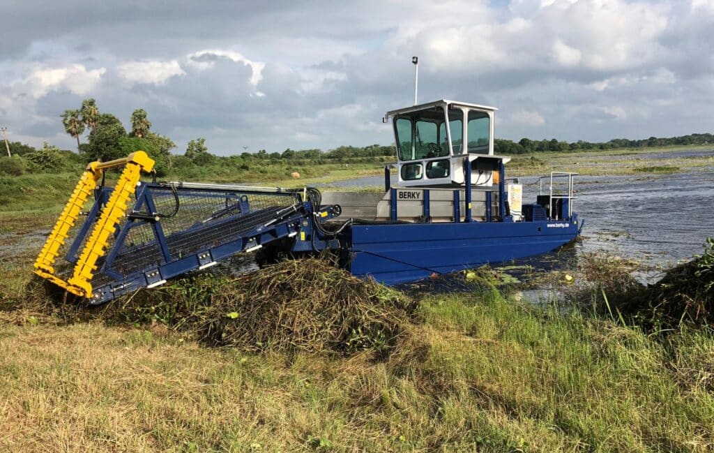 BERKY Mähsammelboot 550 Amphi beim einsammeln von Wasserpflanzen