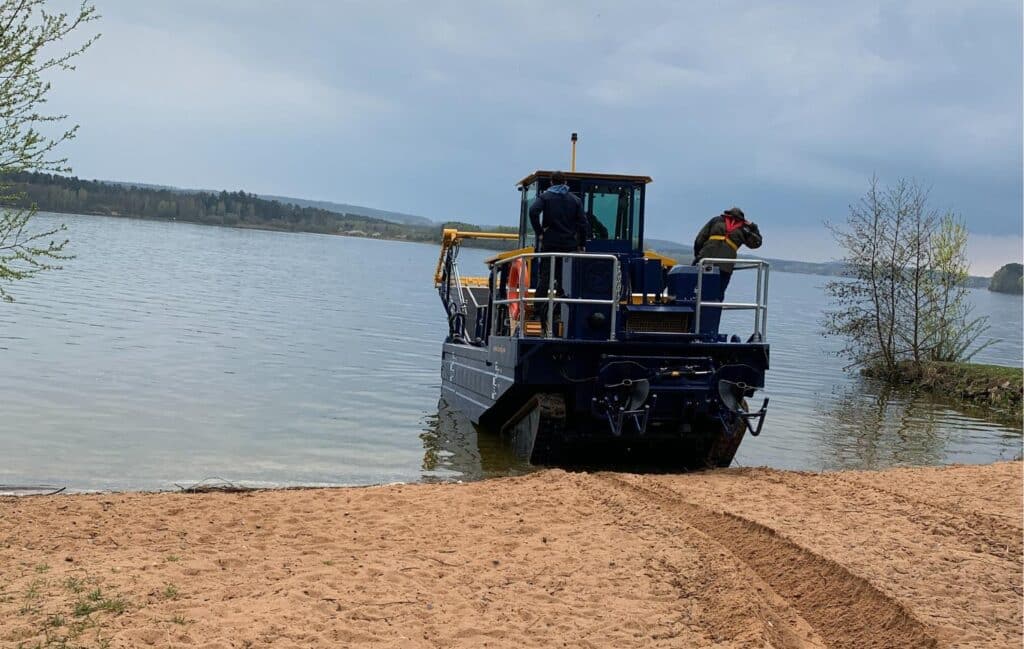 BERKY Mähsammelboot 550 Amphi fährt ins Wasser